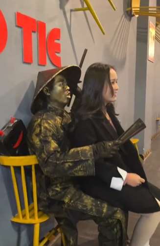 搞笑铜人：妹子你太重了，我坚持不住了！