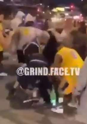 男子街头辱骂科比遭球迷群殴