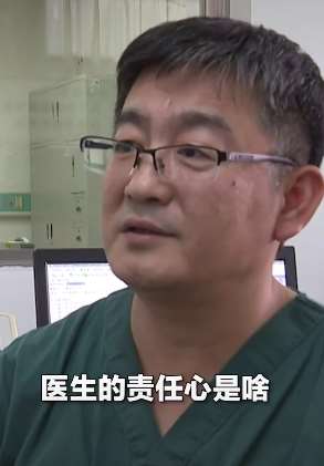 医生手术中突发心梗坚持先救病人