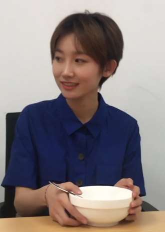 领导说：大家把吃饭的家伙带上开会了，美女还真带上了吃饭的家伙！