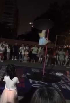 学校门前跳钢管舞 南通一女子被被立案调查