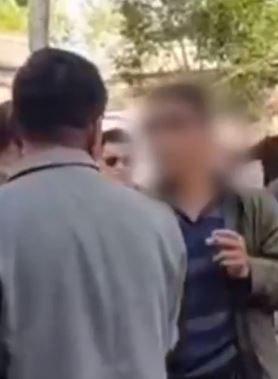 2男子飞踹大衣哥家门被拘留十日