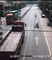 大货车闯红灯撞倒骑车人，难道这司机最基本的交规都不懂？