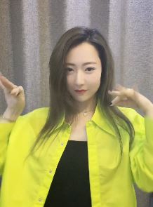 演员白冰分享日常，居家跳《Flower》舞蹈，配文：最近被这首歌洗脑了