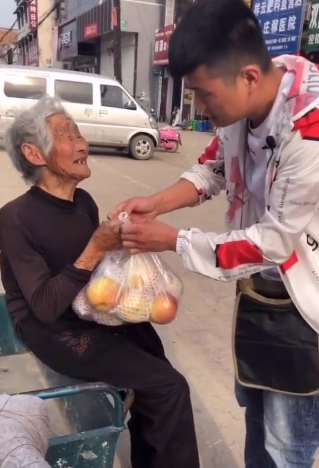正能量：没收入的耄耋老人买坏苹果吃，热心小伙看到后买来好苹果送给老人