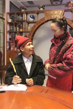 小伙模仿宋小宝小品《海参炒面》，表情动作太像宋小宝了