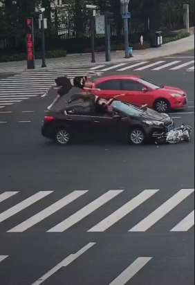男子骑电动车载人闯红灯被撞飞 落地后当场晕迷