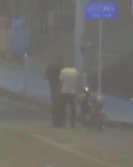 江苏一男子看到醉汉起贪念，假装帮助实则偷手机