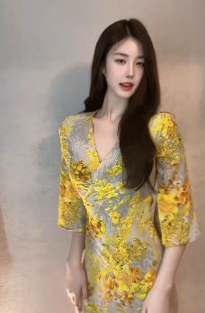 「玉兔」小姐姐分享显瘦气质穿搭,一袭印花长裙彰显女神范儿
