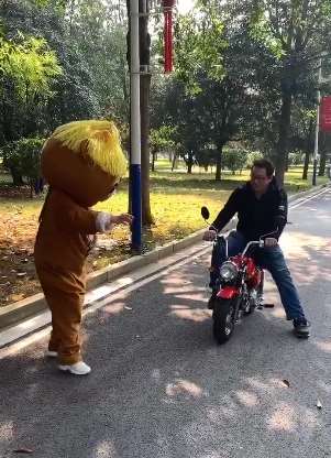 小美熊熊无情打劫骑电动车男子