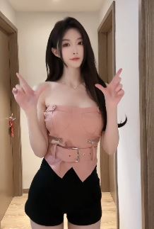 迷人小姐姐「稚昂张」抹胸穿搭居家浅跳 配文:好险最后差点掉了