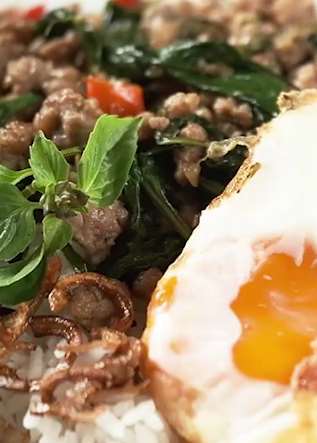 泰式炒肉碎做法，搭配酥脆炸蛋让你胃口大开！