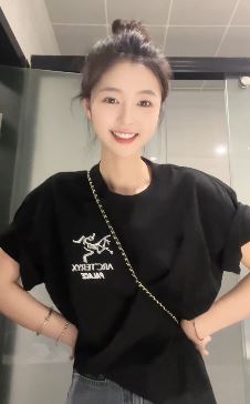 甜美小姐姐「小李同学」居家玩对口型 网友:漂亮又耐看