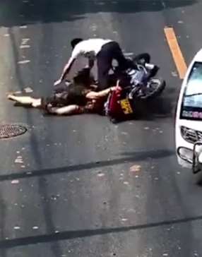 电动三轮与摩托车相撞，多亏大妈练过一字马