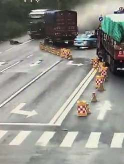 发现对面货车失控 男子跳车躲避反被碾压致死