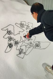 网红「怪笔大叔」雪坡写字秀才艺,一笔倒写“祝全国朋友行大运发大财”