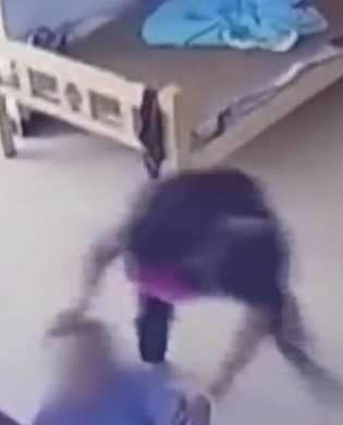 网友爆料一老人在养老院遭护工虐待