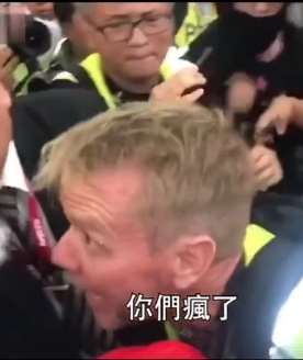 内地旅客遭香港暴徒围殴，外国记者挺身相救！
