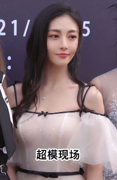 女星于歆童亮相时装周，她是你心中的女神吗？