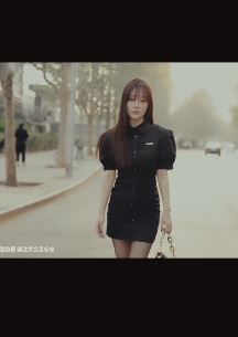 演员李小璐发抖音秀ootd穿搭 网友：招摄影师吗?我看拍的不是很好！