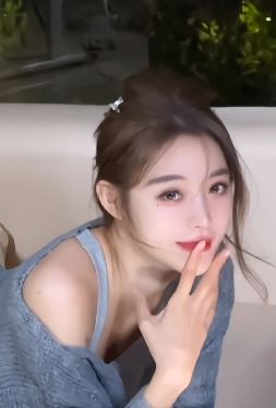气质小姐姐「Sunny」爬沙发上玩手机,配文:看脸还是看感觉