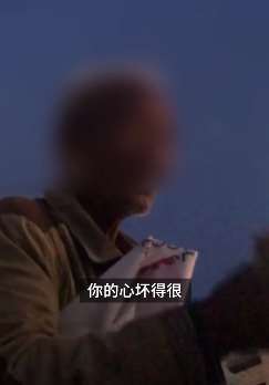 女孩街边遇乞讨老人拒绝给钱后遭骂
