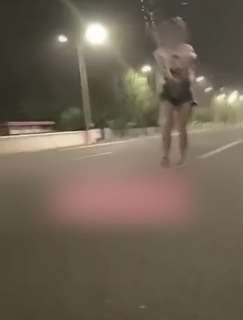 女子为拍抖音马路上洒酒扔酒瓶被罚打扫路面卫生