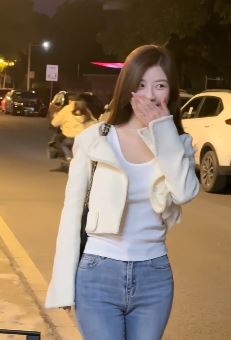 气质小姐姐「柃希」分享夜晚街头随拍 配文:等夏天到了我们一起去吹晚风