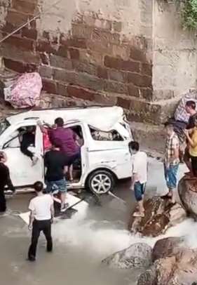 云南发生一起交通事故，客车挂车相撞造成1死6伤！