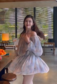 气质小姐姐「水水淼」穿优雅仙女裙分享日常好状态 网友:天天用美色勾引人