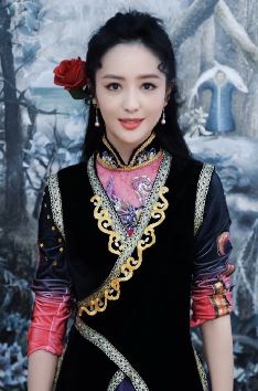 演员佟丽娅分享新年落手变装 网友：美到我心儿都化了