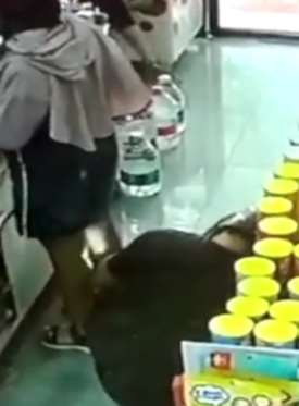 广东一男子因偷拍猥亵女性被抓