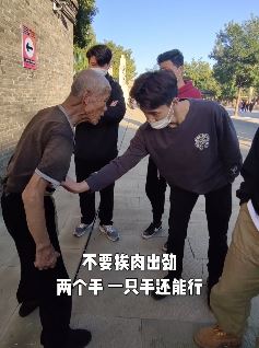 8旬老人街头卖艺表演绝技："捏碎碗片"、"顶弯钢筋"