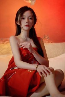 漂亮小姐姐「董小晚」分享性感红色穿搭 网友:绝世美人