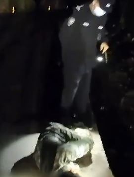 男子凌晨醉酒后公路上大睡 民警将其送回家中