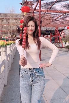 甜美小姐姐「鹿肉卷儿」手拿糖葫芦户外热舞,网友:清纯靓丽,仙女下凡!
