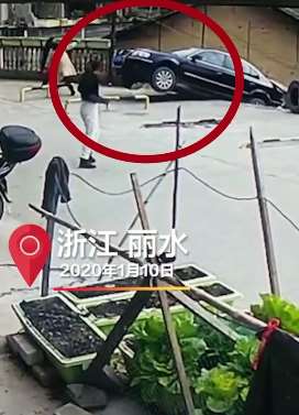 浙江一男子停车失误跌落三层楼底