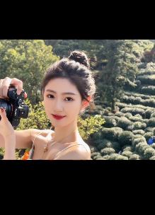 甜美小姐姐「谷粒不是鼓励」手拿相机户外拍美景  网友:太迷人了吧