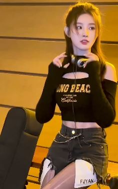 漂亮小姐姐「康康有毒」性感穿搭夜晚出来炸街  网友:有点像刘亦菲