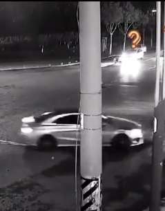 男子开奔驰在马路中间转圈10分钟，称生活压力大需要宣泄！