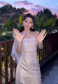 网红美女「云小朵」穿傣装跳丢钱摇摆舞,网友:怎么看都是最美!