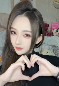 小姐姐「Daisy27」化精致美妆居家跳手势舞 网友:粉面含羞春带雨,纵使不语也勾魂