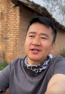 演员李嘉明发快手回应网友提问的片酬问题