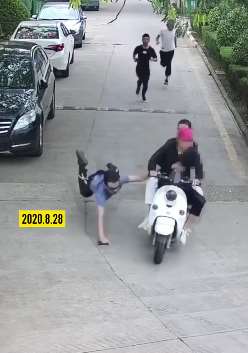 心疼！民警抓窃贼全身多处受伤 称抓住人一切都值！