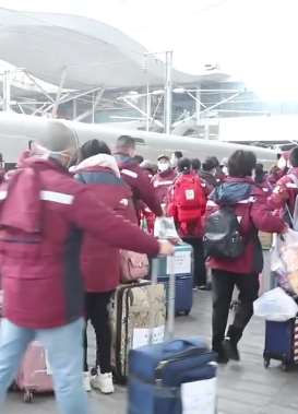 疫情向好41支援鄂国家医疗队返程回家