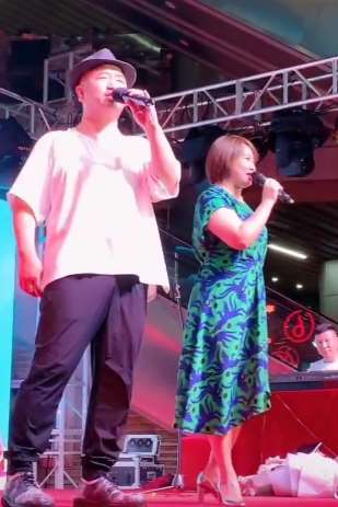 刘能夫妻二人同台表演