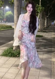 迷人小姐姐「唐唐」穿漂亮花裙夜晚街头浅跳,这大长腿真是爱了!