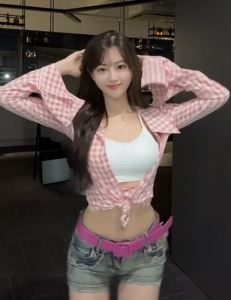 网红小姐姐「我的小熊呢」纯欲穿搭居家浅跳 网友：好完美的女人