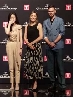 倪妮连体裤亮相造型十足，合影时被摄影师逗笑