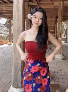 纯欲小姐姐「稚昂张」女人味穿搭户外浅跳 网友:神仙颜值